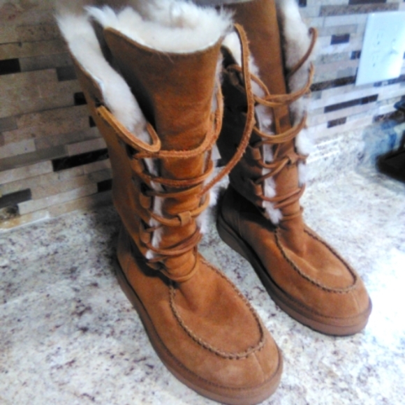 Woman's UGGs 7 - Picture 1 of 7